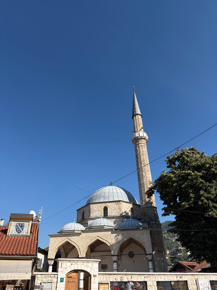 Bosna a Hercegovina - mešita v sarajevskej štvrti Baščaršija